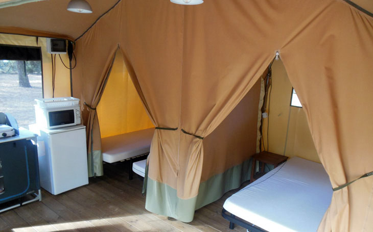 Zwei Schlafzimmer und ein Wohnzimmer mit ausgestatteter Küche